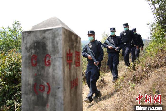 云南警方织密边境“防控网” 严防境外疫情输入
