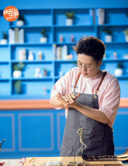 杜海涛加盟《巧手神探》解锁新技能致敬面塑艺术