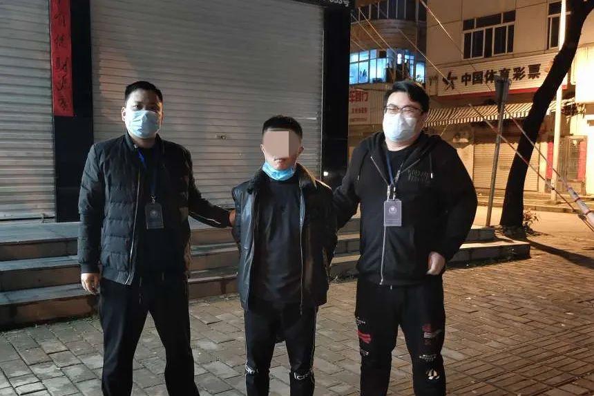 以为戴上口罩就抓不到你？信心爆棚的这名男子悲剧了…