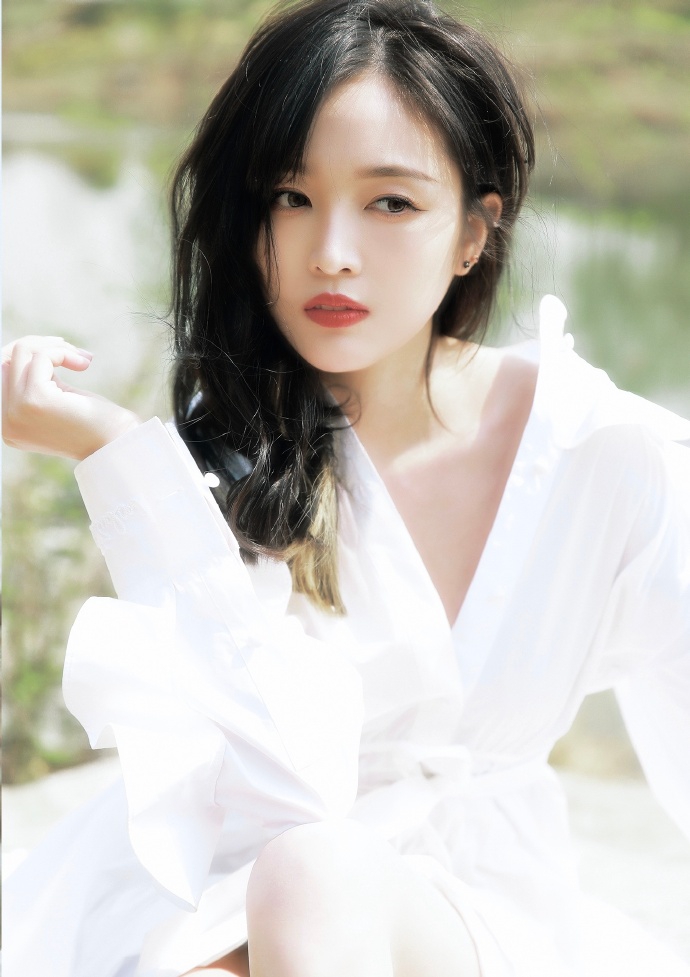 吴宣仪赤脚踏春画面唯美 白衬衫裙配红唇妆尽显朦胧梦幻