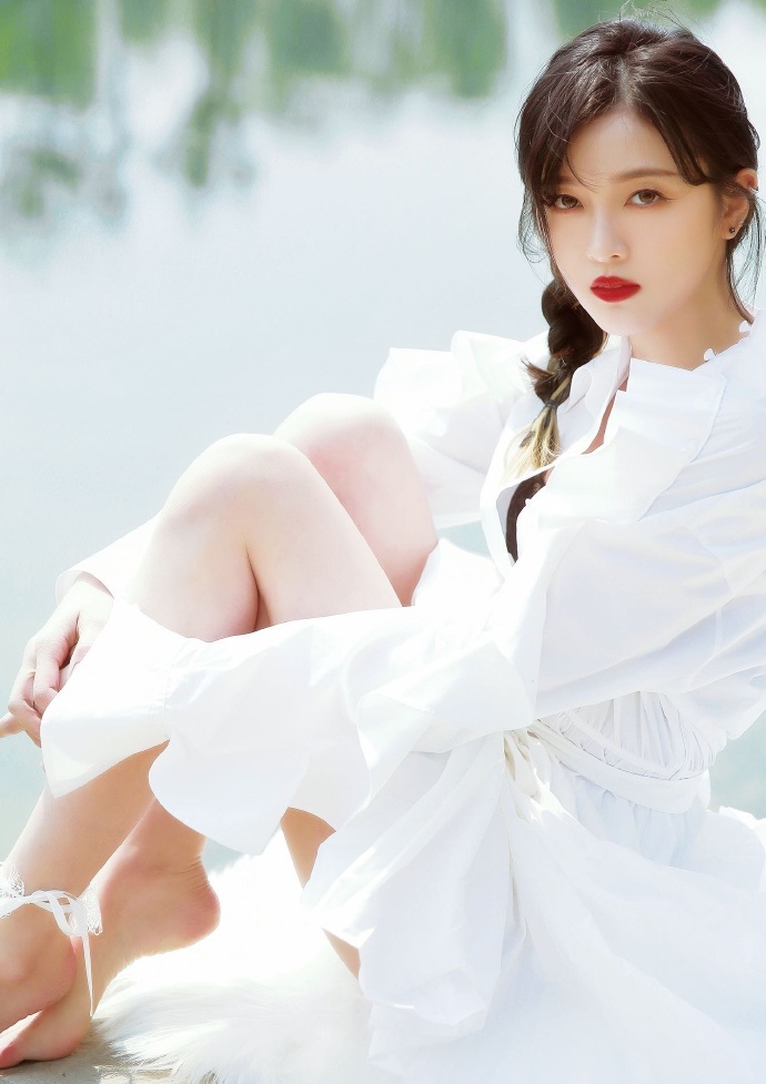 吴宣仪赤脚踏春画面唯美 白衬衫裙配红唇妆尽显朦胧梦幻