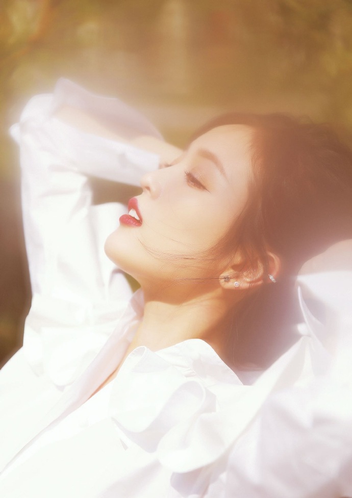 吴宣仪赤脚踏春画面唯美 白衬衫裙配红唇妆尽显朦胧梦幻