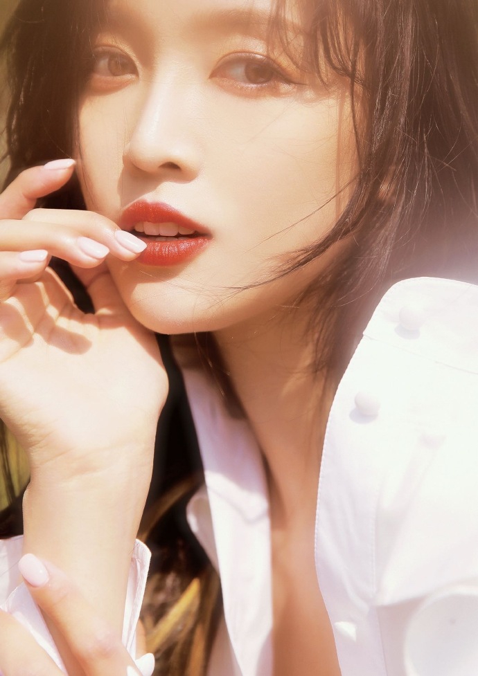 吴宣仪赤脚踏春画面唯美 白衬衫裙配红唇妆尽显朦胧梦幻