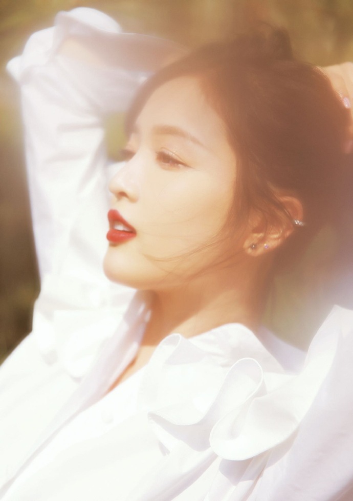 吴宣仪赤脚踏春画面唯美 白衬衫裙配红唇妆尽显朦胧梦幻