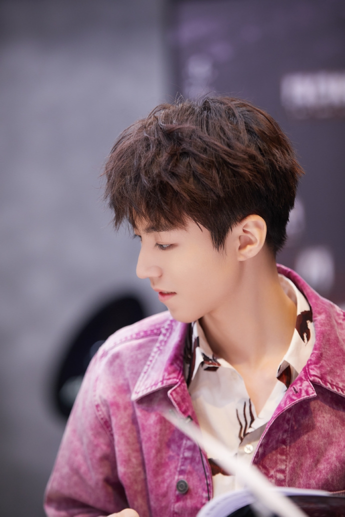 王俊凯穿粉紫色外套阳光帅气 内搭小龙虾衬衫时尚个性