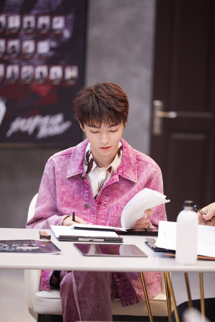 王俊凯穿粉紫色外套阳光帅气 内搭小龙虾衬衫时尚个性