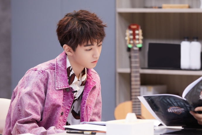 王俊凯穿粉紫色外套阳光帅气 内搭小龙虾衬衫时尚个性