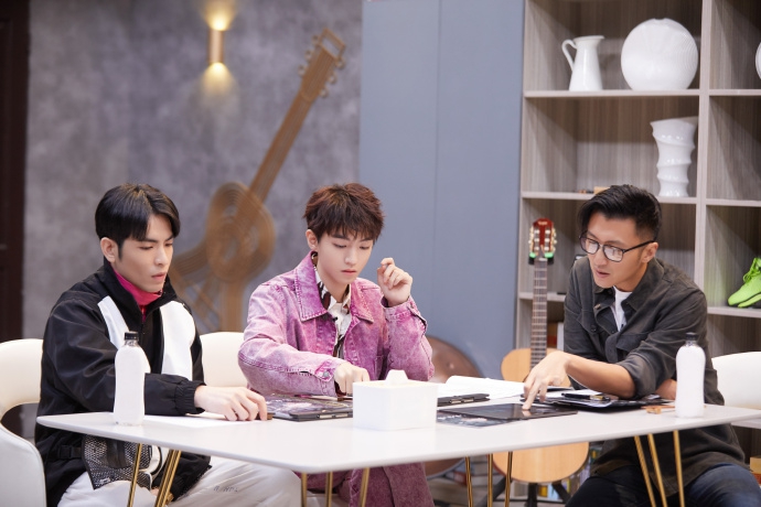 王俊凯穿粉紫色外套阳光帅气 内搭小龙虾衬衫时尚个性