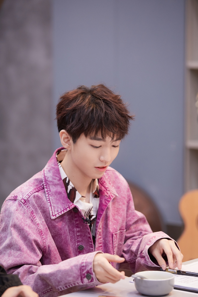 王俊凯穿粉紫色外套阳光帅气 内搭小龙虾衬衫时尚个性