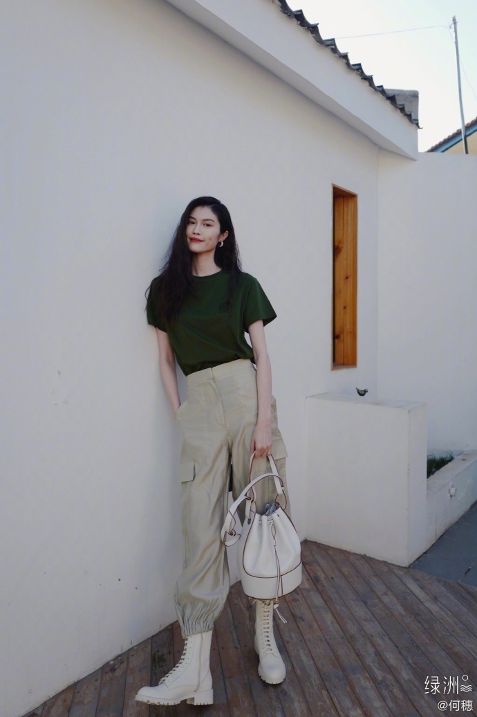 何穗晒照分享近日穿搭 风格百变切换自如