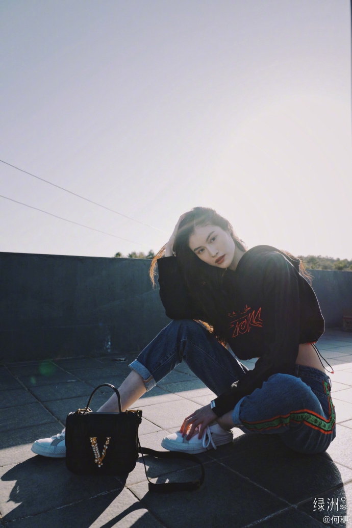 何穗晒照分享近日穿搭 风格百变切换自如
