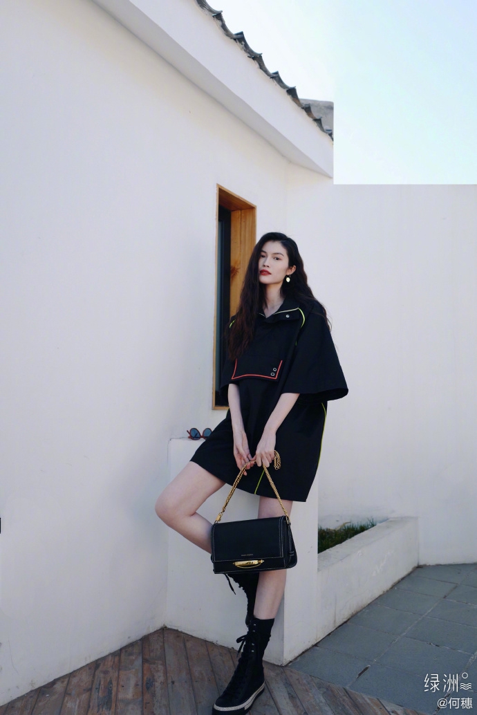 何穗晒照分享近日穿搭 风格百变切换自如
