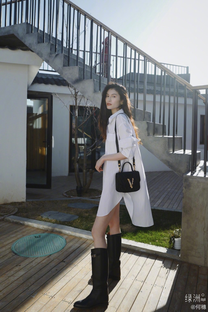 何穗晒照分享近日穿搭 风格百变切换自如