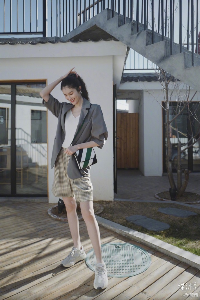 何穗晒照分享近日穿搭 风格百变切换自如