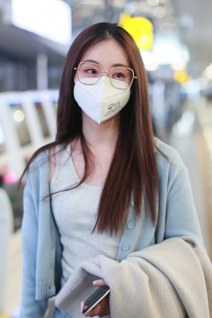 祝绪丹穿蓝色针织衫清纯可人 活力比剪刀俏皮可爱