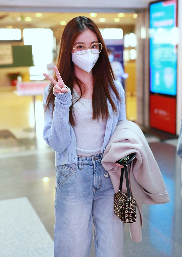 祝绪丹穿蓝色针织衫清纯可人 活力比剪刀俏皮可爱