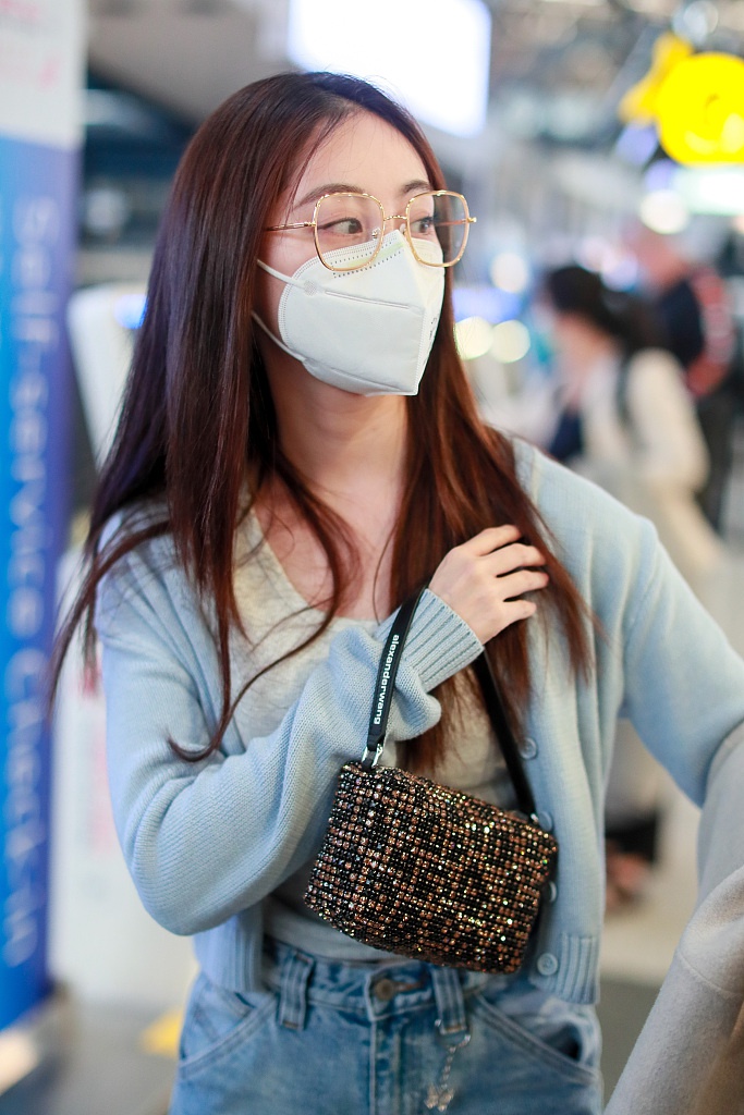 祝绪丹穿蓝色针织衫清纯可人 活力比剪刀俏皮可爱