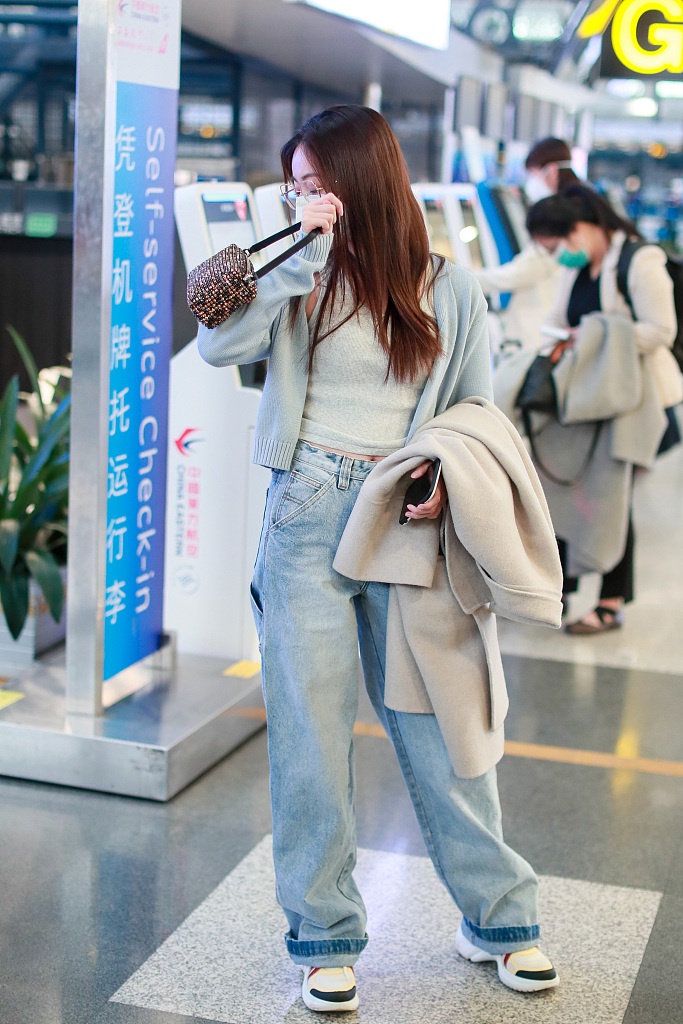 祝绪丹穿蓝色针织衫清纯可人 活力比剪刀俏皮可爱