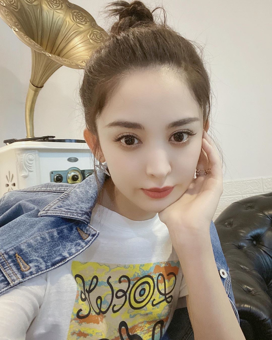 娜扎穿牛仔服搭配丸子头元气十足 睫毛卷翘似洋娃娃