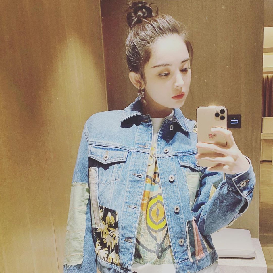 娜扎穿牛仔服搭配丸子头元气十足 睫毛卷翘似洋娃娃