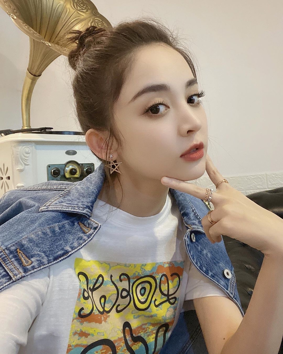 娜扎穿牛仔服搭配丸子头元气十足 睫毛卷翘似洋娃娃