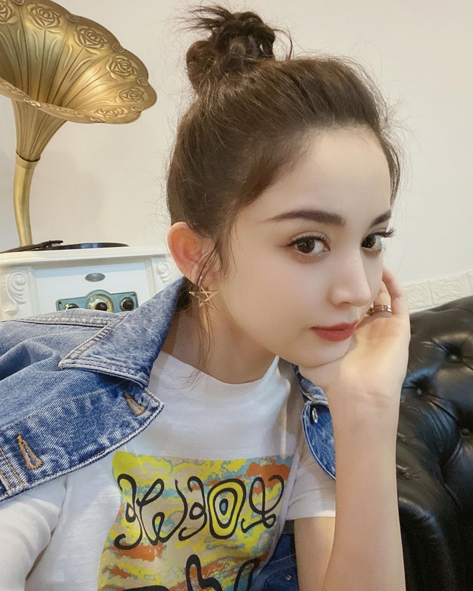 娜扎穿牛仔服搭配丸子头元气十足 睫毛卷翘似洋娃娃