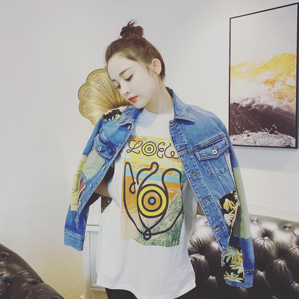 娜扎穿牛仔服搭配丸子头元气十足 睫毛卷翘似洋娃娃