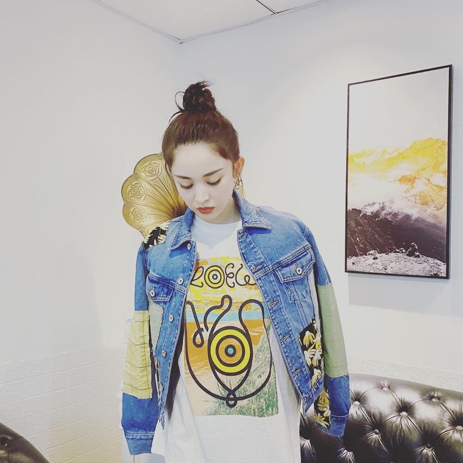 娜扎穿牛仔服搭配丸子头元气十足 睫毛卷翘似洋娃娃