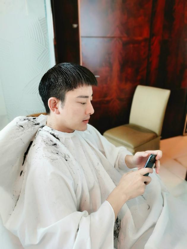 贾乃亮剪栗子头造型超清爽 网友：胡子也该刮刮了