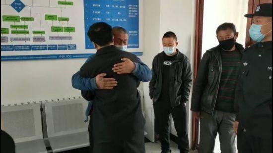 35年再相聚 黑龙江民警帮助老人找到亲人