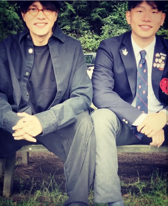 陈坤晒与儿子合照表思念之情 二人同款造型气质相似