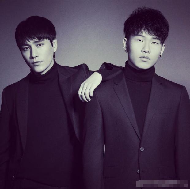 陈坤晒与儿子合照表思念之情 二人同款造型气质相似