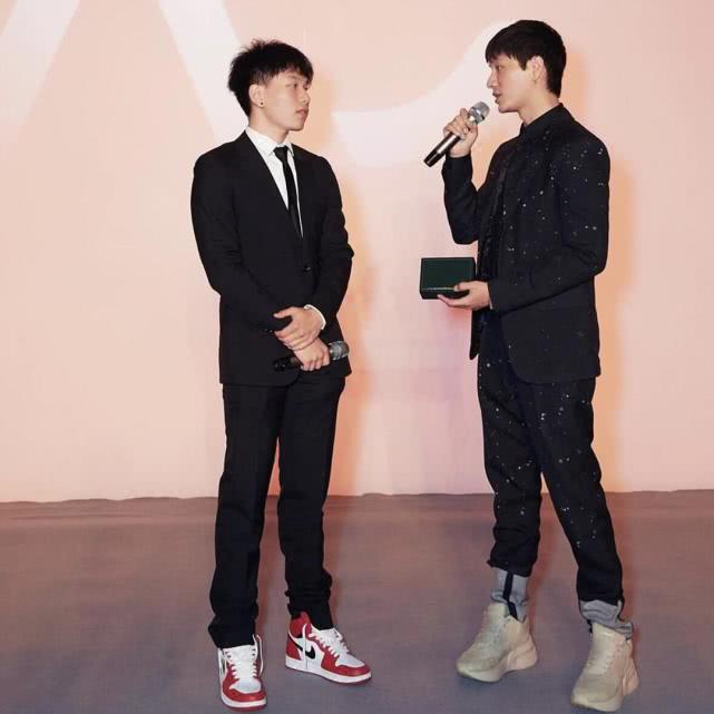 陈坤晒与儿子合照表思念之情 二人同款造型气质相似