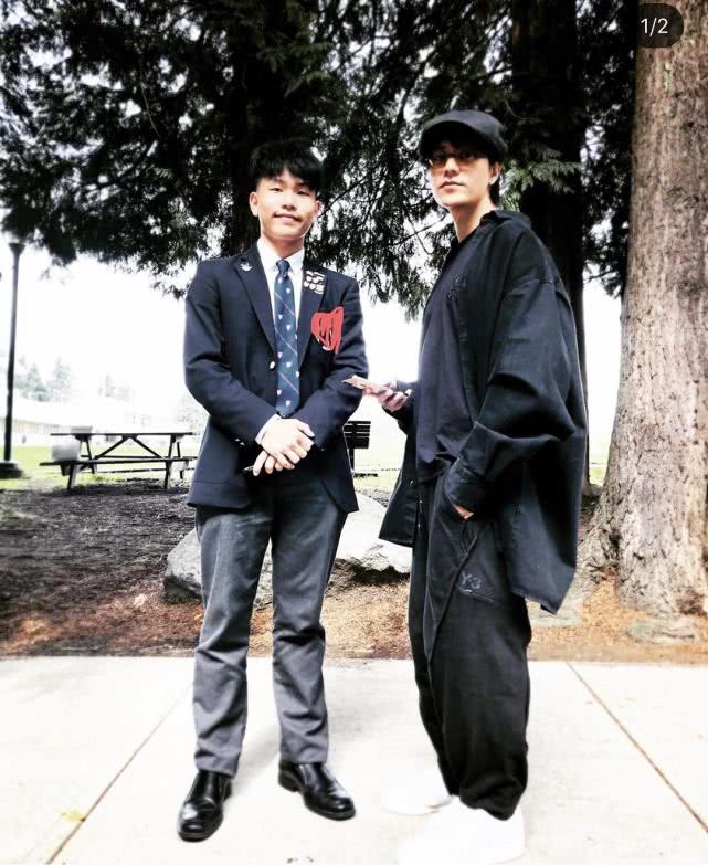 陈坤晒与儿子合照表思念之情 二人同款造型气质相似