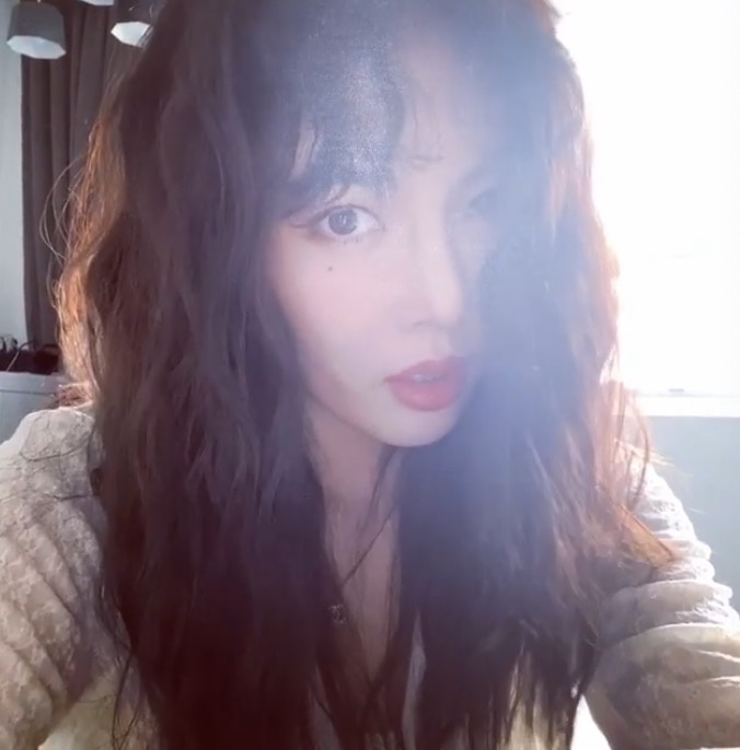 泫雅晒自拍大秀卷发新造型 俏皮可爱少女感十足