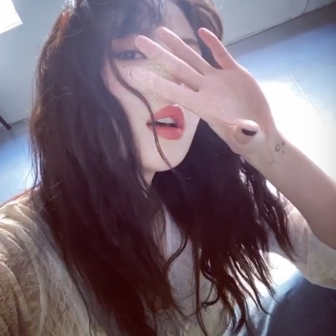 泫雅晒自拍大秀卷发新造型 俏皮可爱少女感十足