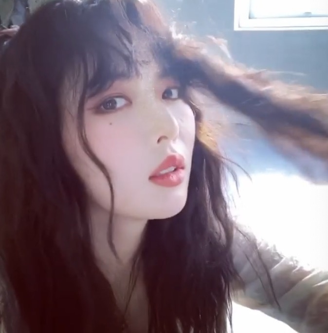 泫雅晒自拍大秀卷发新造型 俏皮可爱少女感十足