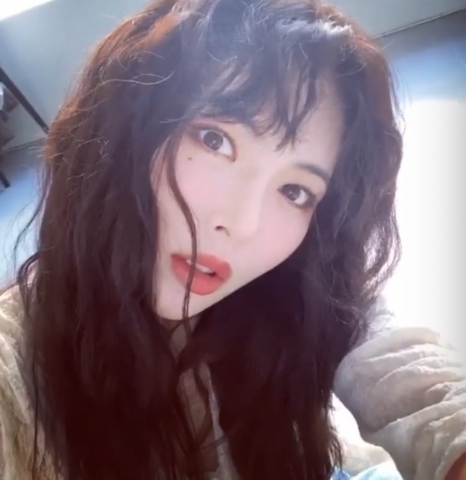 泫雅晒自拍大秀卷发新造型 俏皮可爱少女感十足