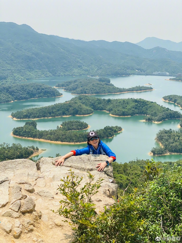 刘嘉玲踏青享受美景 气色红润状态好