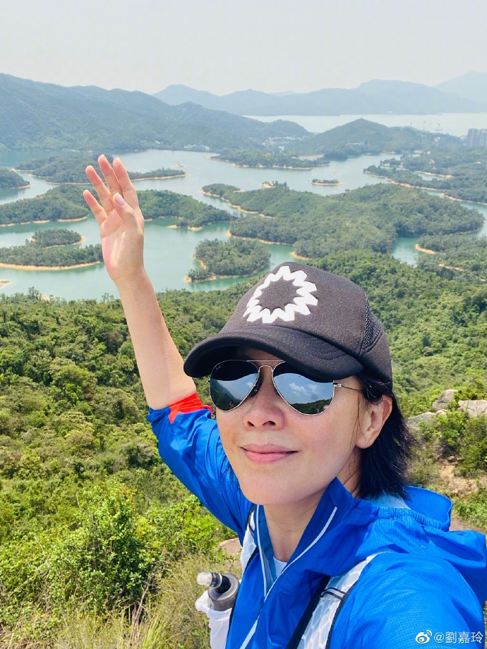 刘嘉玲踏青享受美景 气色红润状态好