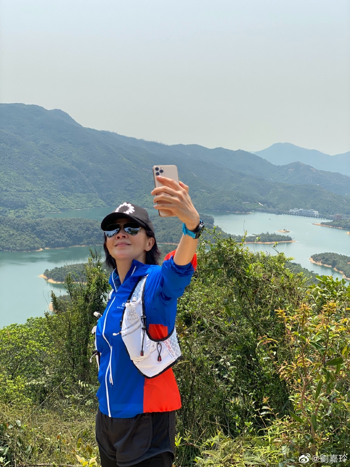 刘嘉玲踏青享受美景 气色红润状态好