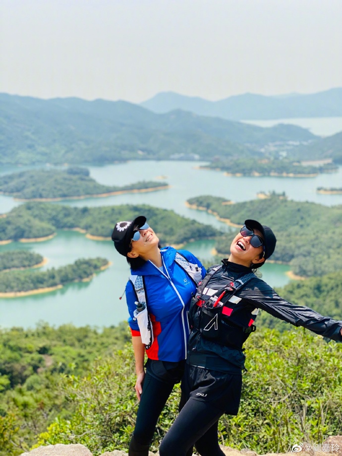 刘嘉玲踏青享受美景 气色红润状态好