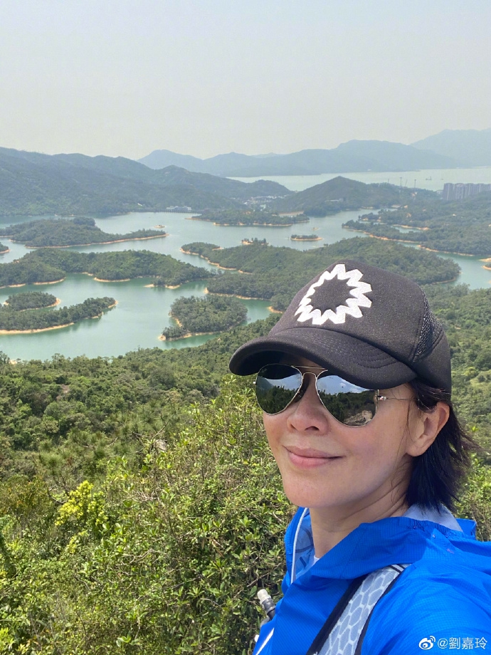 刘嘉玲踏青享受美景 气色红润状态好