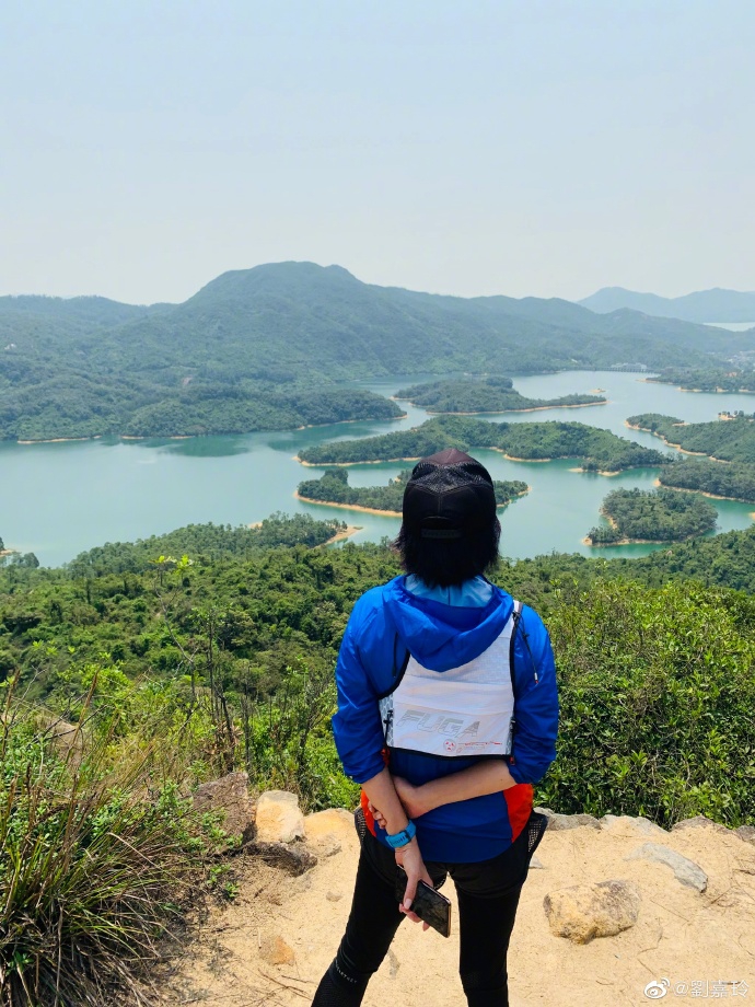 刘嘉玲踏青享受美景 气色红润状态好
