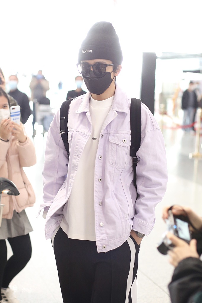 张新成穿浅粉色外套温柔帅气 戴口罩巴掌脸不输女星