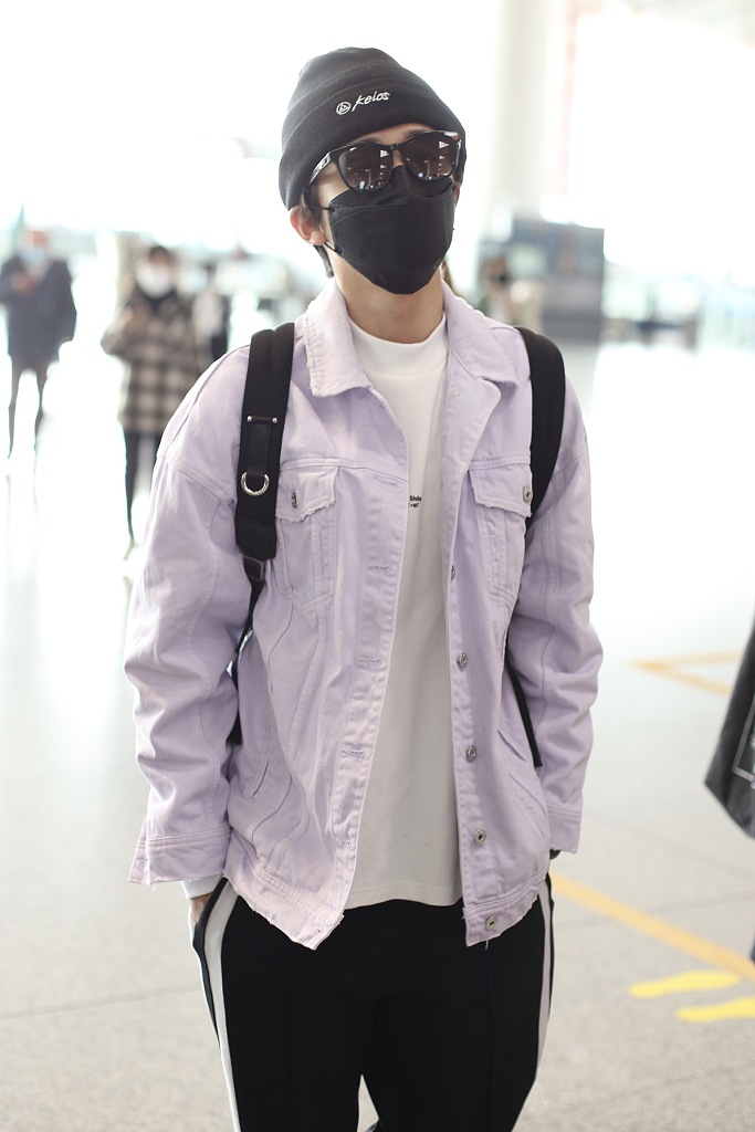 张新成穿浅粉色外套温柔帅气 戴口罩巴掌脸不输女星