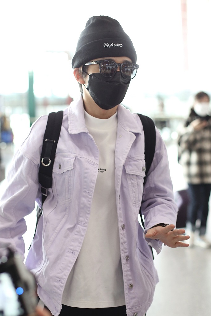 张新成穿浅粉色外套温柔帅气 戴口罩巴掌脸不输女星