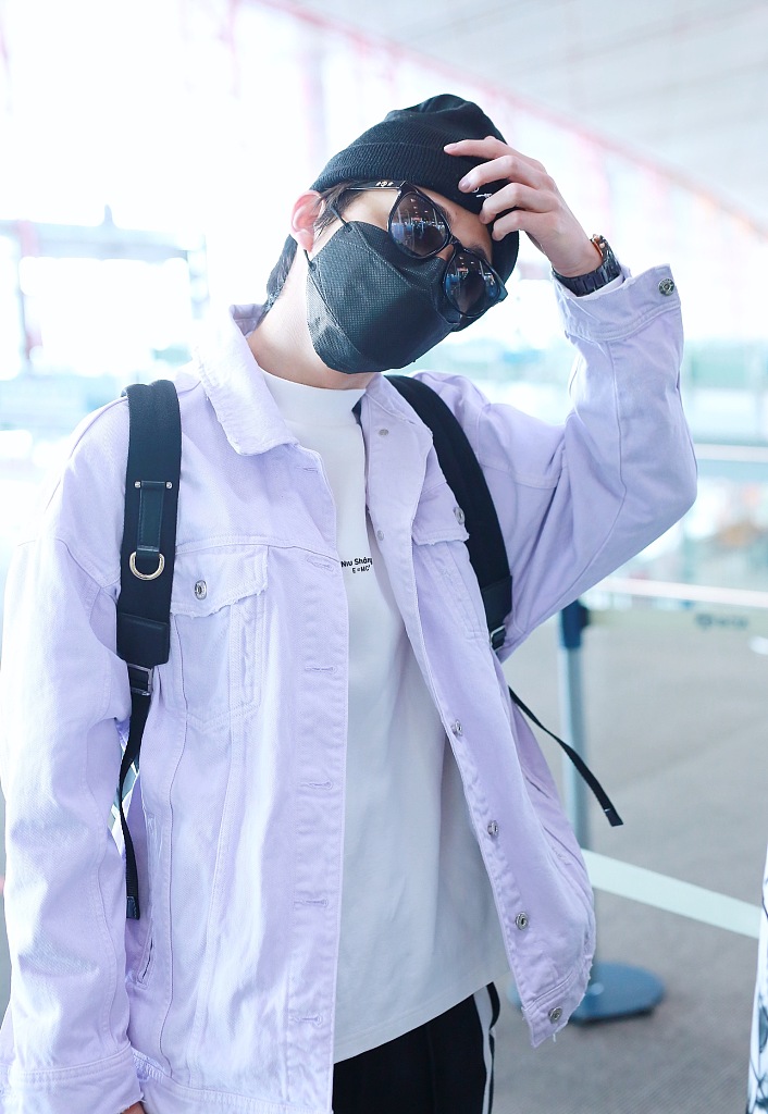 张新成穿浅粉色外套温柔帅气 戴口罩巴掌脸不输女星