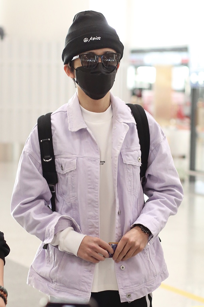 张新成穿浅粉色外套温柔帅气 戴口罩巴掌脸不输女星