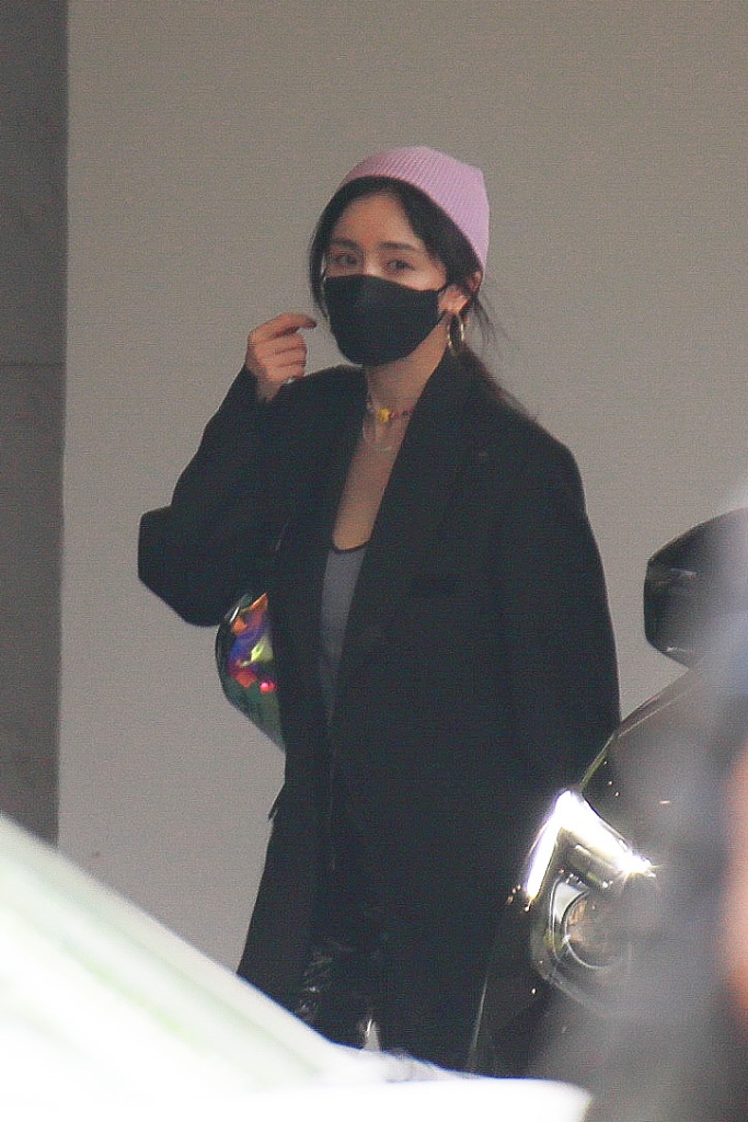 杨幂戴小紫帽大耳环玩混搭 西装造型可盐可甜